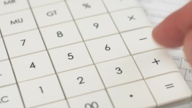 Macro, hesap makinesi kullanarak Man 'in ellerini kapat. Maliyetleri hesapla, e banka başvurusu üzerinden öde. İş, ev giderleri, bütçe yönetimi, muhasebe konsepti, kapat