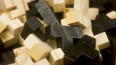 Mahvolmuş bulmaca. Makro, kapat. Tahta bir parça. Mantıklı bir görev. Karmaşık ve mantıklı düşünme kavramı. Tahta bulmacalar, çocuklar ve insanlar için zekayı arttıran oyunlar.