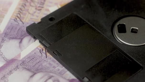 Gbp 20ポンドのエリザベス肖像画 英語のお金 イギリスの銀行 隠された情報を含むコンピュータフロッピーディスク ビジネス インフレ デフレの概念 ファイナンス マネー — ストック動画