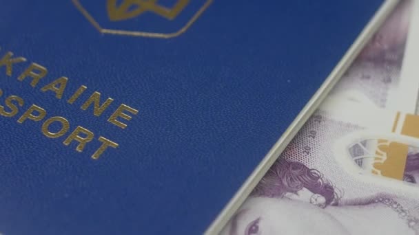 Banknoty Angielski Funt Ukraiński Paszport Zbliżenie Zwolnionym Tempie Płatność Gotówką — Wideo stockowe