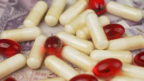 Pilules Vitaminiques Des Médicaments Sur Les Notes Livres Sterling Macroshot — Video