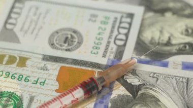 Para ve ilaç. İnsülin enjeksiyonu, kapatın. Aşı programı kavramı, bulaşıcı hastalıkların önlenmesi. İlaç masrafları. İlaç sanayiinin gelirleri. Uyuşturucu kavramı