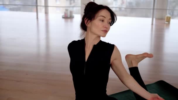 Kadın Meditasyon Akıl Sağlığı Için Yoga Pozu Veriyor Eka Pada — Stok video