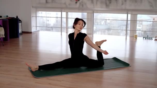 Спортсменка Занимающаяся Йогой Азиатская Здоровая Девушка Проводит Сеанс Медитации Женщина — стоковое видео