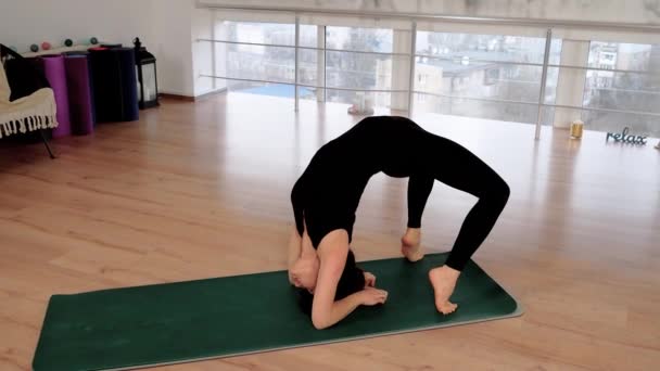 Kürsüde Yoga Yapan Genç Asyalı Sporcu Kadın Fitness Stüdyosunda Baş — Stok video