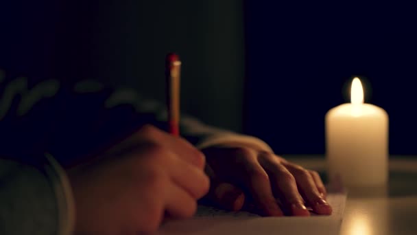 Menino Cinematográfico Escrevendo Carta Luz Velas Noite Perto Adolescente Irreconhecível — Vídeo de Stock