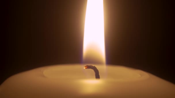 Kerzenflamme Makro Kerzenschein Brennt Mit Sanfter Gelber Flamme Aus Nächster — Stockvideo