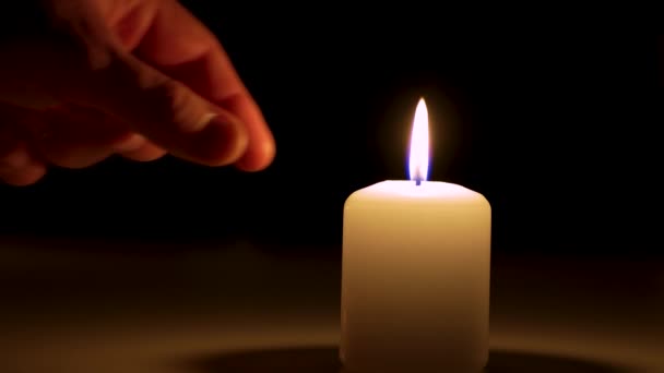 手指把蜡烛的火焰扑灭了 生活方式纪念庆祝活动 — 图库视频影像