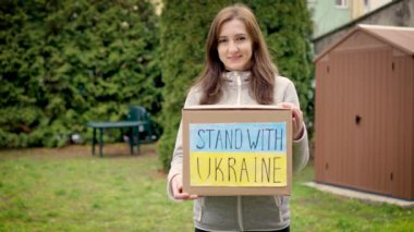 Sorumluluk sahibi bir kadın, içinde bağışlanmış yiyecekler ve ilgili insanlardan gelen Ukraynalı mülteciler için insani yardım bulunan karton bir kutu tutuyor. Rus saldırısıyla savaşta Ukrayna 'ya yardım et.