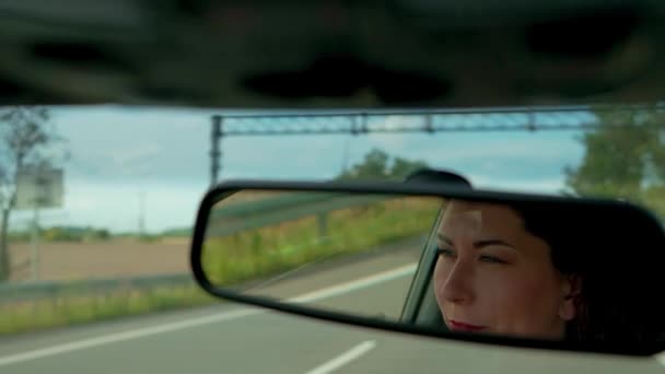 Οπίσθια Αντανάκλαση Καθρέφτη Αυτοκινήτου Νεαρή 30Άρα Γυναίκα Που Οδηγεί Αυτοκίνητο — Αρχείο Βίντεο