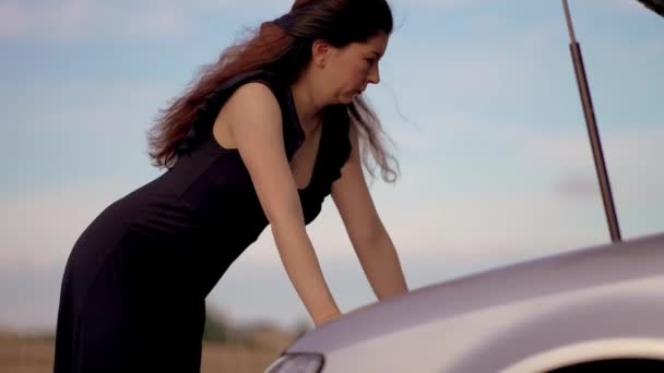 Verwirrte Autofahrerin Versucht Kaputtes Auto Reparieren Motorschaden Kfz Hauptuntersuchung Bei — Stockvideo