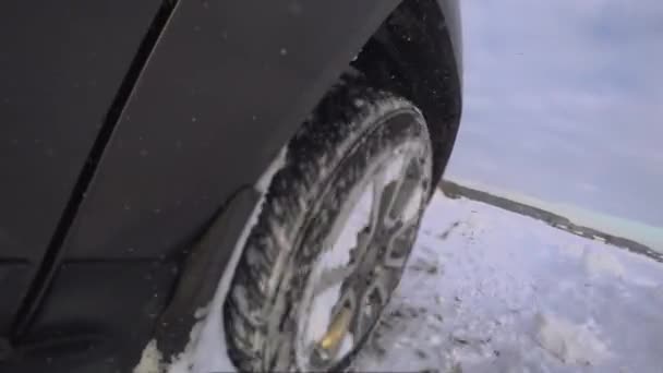 Koła Samochodu Szybko Przędzenia Przez Nieleczonych Śniegu Wiejskiej Drogi Suv — Wideo stockowe