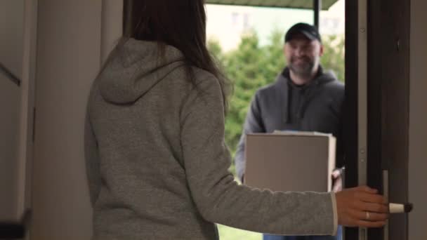 Entrega Hombre Caja Cartón Postal Para Mujer Joven Que Abre — Vídeo de stock