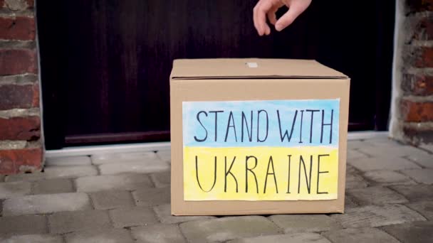Nerozpoznatelný Zodpovědný Dobrovolník Bere Lepenkovou Krabici Darováním Jídla Humanitární Pomocí — Stock video