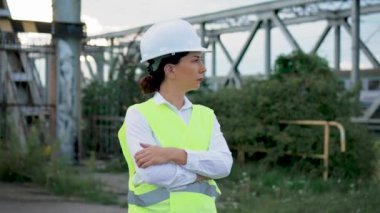 Şantiyedeki portre kadın endüstriyel işçiler yüksek görünürlükte yelek ve el ve tren geçen kasklı. Kadın Mühendislik Endüstri Uzmanı