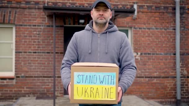 Ответственный Доброволец Несет Картон Пожертвованной Продовольственной Гуманитарной Помощью Украинским Беженцам — стоковое видео