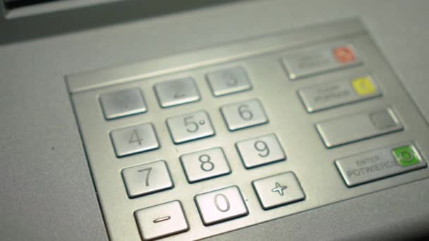 在取款机上输入密码 夜间在Atm取款机上输入个人密码的人员的关门 无现金支付和银行系统 — 图库视频影像