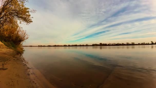 Czas Upływa Piaszczystym Brzegu Rzeki Szybko Poruszającymi Się Chmurami Niebie — Wideo stockowe