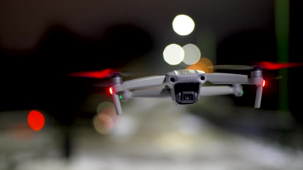 Drone Hangt Lucht Vliegende Quadrocopter Afstandsbediening Vliegtuigen Met Knipperende Waarschuwingslichten — Stockvideo