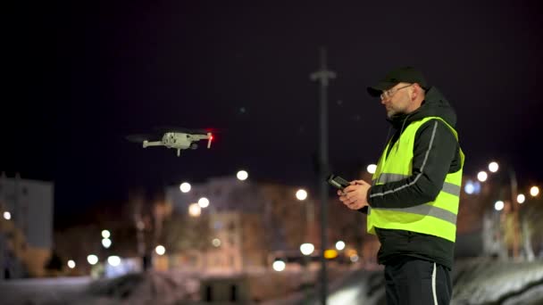Hombre Piloto Chaleco Reflectante Volando Dron Inteligente Con Luces Advertencia — Vídeos de Stock