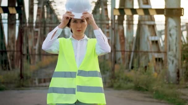 Vrouw Ingenieur Uniform Zet Helm Voor Hard Werken Buurt Van — Stockvideo