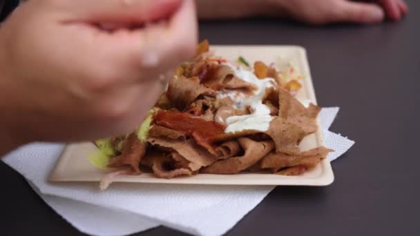 Zbliż Ręce Mężczyzn Biorących Jedzenie Ulicy Widelcem Talerza Papieru Ulica — Wideo stockowe