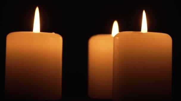 Три Красиво Спалені Білі Свічки Обертаються Чорному Тлі Духи Спіритуалізму — стокове відео