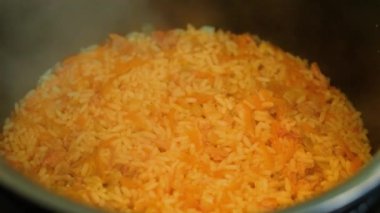 Paella pilavı, yağlı pilav, yakın çekim. Sebzeli pilav ve et.