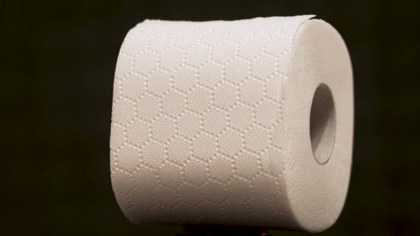 Roll Měkkého Toaletního Papíru Otáčí Černém Pozadí Zblízka Osobní Hygiena — Stock video