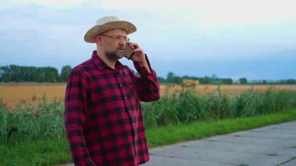 Retrato Agricultor Homem Falando Por Telefone Celular Trator Com Fundo — Vídeo de Stock