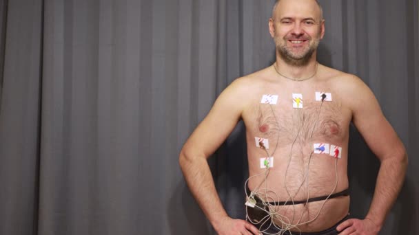 Hastanenin Koğuşunda Duran Elektrokardiyogramın Günlük Izlenmesi Için Holter Monitör Cihazı — Stok video