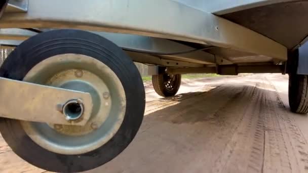 도로에 트레일러 납품을 밑바닥 사진기는 포좌의 거치했습니다 타이어 경량화물을 이용한 — 비디오