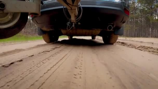 Bakhjulet Suv Lastbil Snurrar Och Vidare Road Terräng Med Skymning — Stockvideo