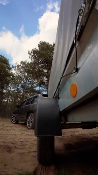 Camping Przyczepa Pojazdu Podróży Wakacje Samochodowe Piaszczystym Terenie Leśna Podróż — Wideo stockowe