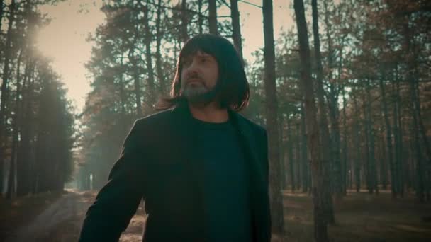 Homme Scène Intense Avec Hache Dans Forêt Foreboding Crépuscule Tueur — Video