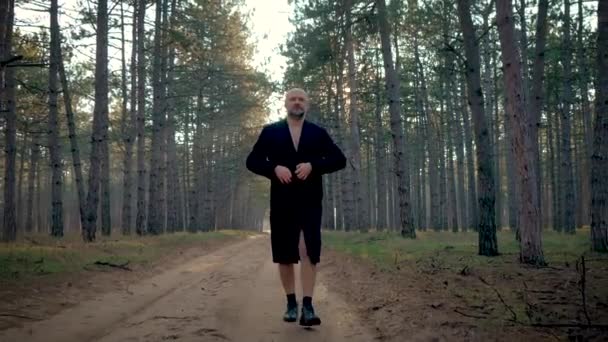 Muž Zvrhlík Parku Muž Exhibicionista Otevírá Kabát Lese Psychické Poruchy — Stock video