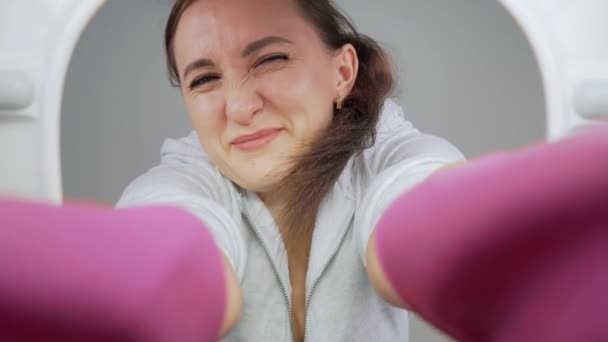 心怀不满的女水管工用卫生手套清洁肮脏的马桶 这显示出她被呕吐所吸引的厌恶和困惑 从马桶底部看 清洁和个人卫生概念 — 图库视频影像