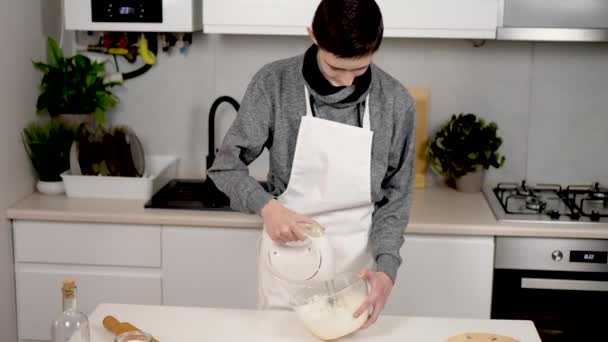 Junge Schlägt Rührteig Mit Elektrischem Rührgerät Kind Bereitet Keksküche Zutaten — Stockvideo