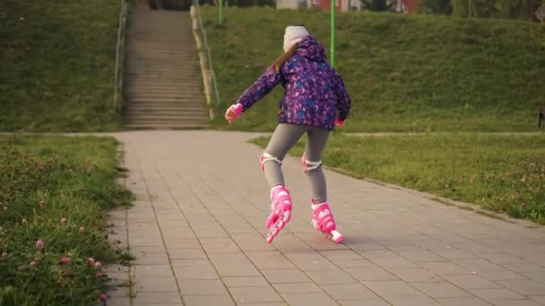 Holčička Kolenou Loketní Chrániče Učí Jezdit Kolečkových Bruslích Venku Městském — Stock video