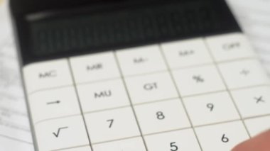 Hesap makinesiyle çalışan finansal danışmanı kapatın. Muhasebeci sayıları hesaplar. Aile bütçesi hesaplaması. Ofiste hesap makinesi kullanan bir iş adamı. İş muhasebe ve para kazancı