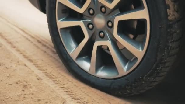Araba Tekerleği Kumda Yakın Plan Dönen Suv Lastiği Kirli Yolda — Stok video