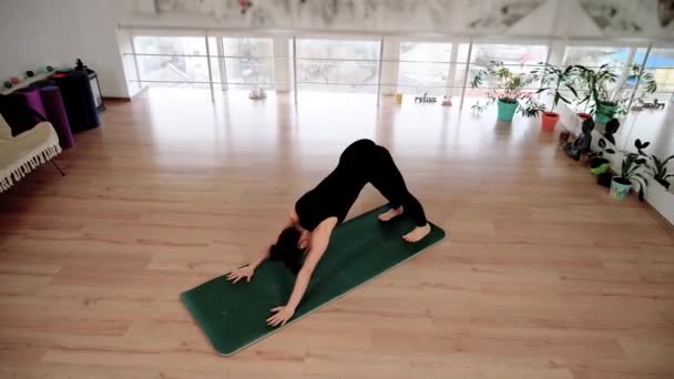 Εξάσκηση Γιόγκα Πρωί Ασιάτισσα Που Κάνει Ασκήσεις Για Τεντωθεί Και — Αρχείο Βίντεο
