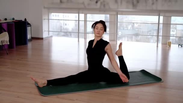 Женщина Практикует Расслабляющие Упражнения Сеанс Медиации Студии Йоги Женщина Исполняющая — стоковое видео