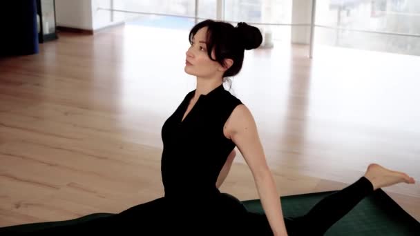Zihinsel Sağlık Esneme Için Yoga Meditasyonu Yapan Sakin Bir Kadın — Stok video