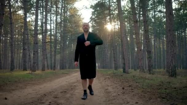 Muž Zvrhlík Parku Muž Exhibicionista Rozepne Kabát Lese Ukazující Své — Stock video