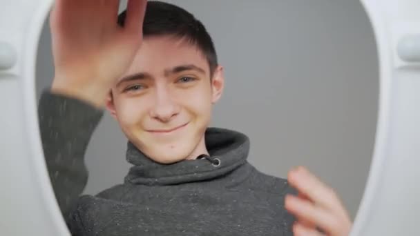 Хлопчик Підліток Стоїть Перед Туалетом Даючи Великі Пальці Вгору Жестом — стокове відео