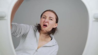 Anne klozetin kapağını açar ve içine bakması için kızını arar. Kadınlar ve kızlar kötü kokudan burunlarını burunlarını kırıştırır. İğrençliklerini, mide bulantılarını ifade ederler. Tuvaletin dibinden görüntüle