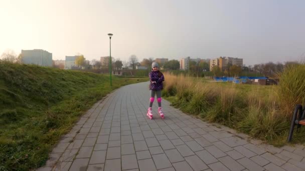 Mała Dziewczynka Obronie Stojąca Wrotkach Parku Miejskim Dzieciak Cieszący Się — Wideo stockowe