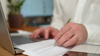 Elinde kalem olan adam rapor ver. Gayrimenkul yatırım bilgileri finansal ve vergi sistemi kavramları. Çevrimiçi ticaret piyasası dijital finansmanıyla çalışan erkek işadamı