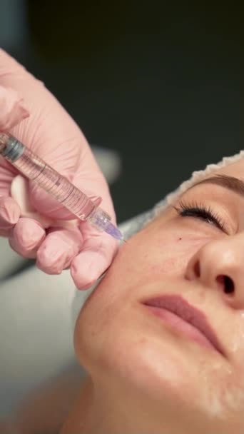 Dokter Memberikan Suntikan Botulage Pada Wajah Wanita Beautician Mengenakan Sarung — Stok Video